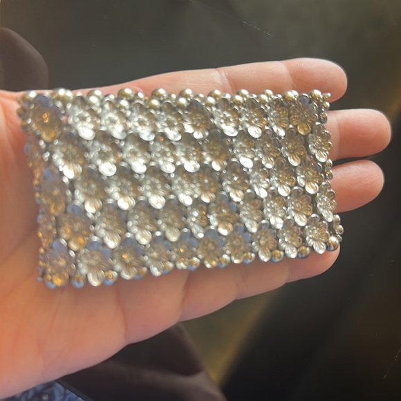 NWT Stunning Wrist cuff done in a silver finish with delicate flowers & crystal - Picture 6 of 13